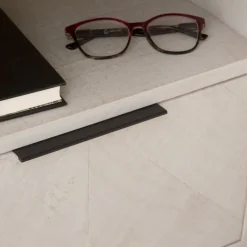 Banak Enzo Table de nuit en bois massif et métal couleur blanc wild